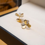Brincos flor em ouro amarelo com diamantes lapidação brilhante de 1/2 ponto.