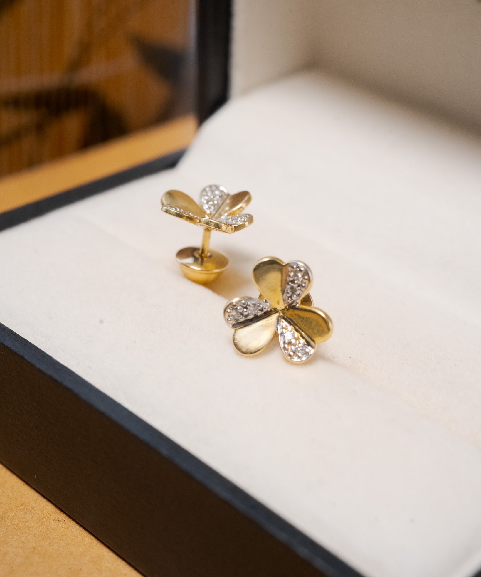 Brincos flor em ouro amarelo com diamantes lapidação brilhante de 1/2 ponto.