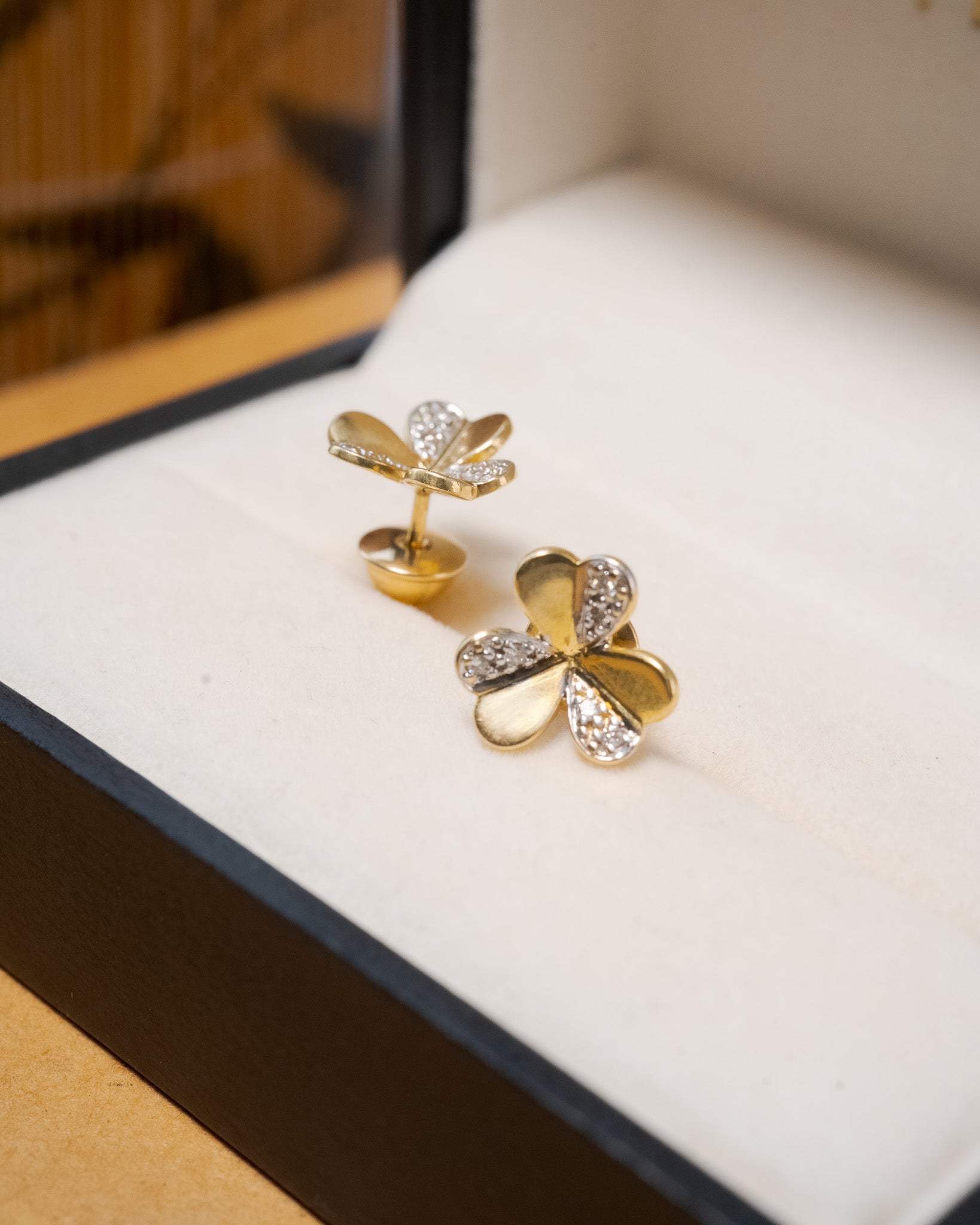 Brincos flor em ouro amarelo com diamantes lapidação brilhante de 1/2 ponto.