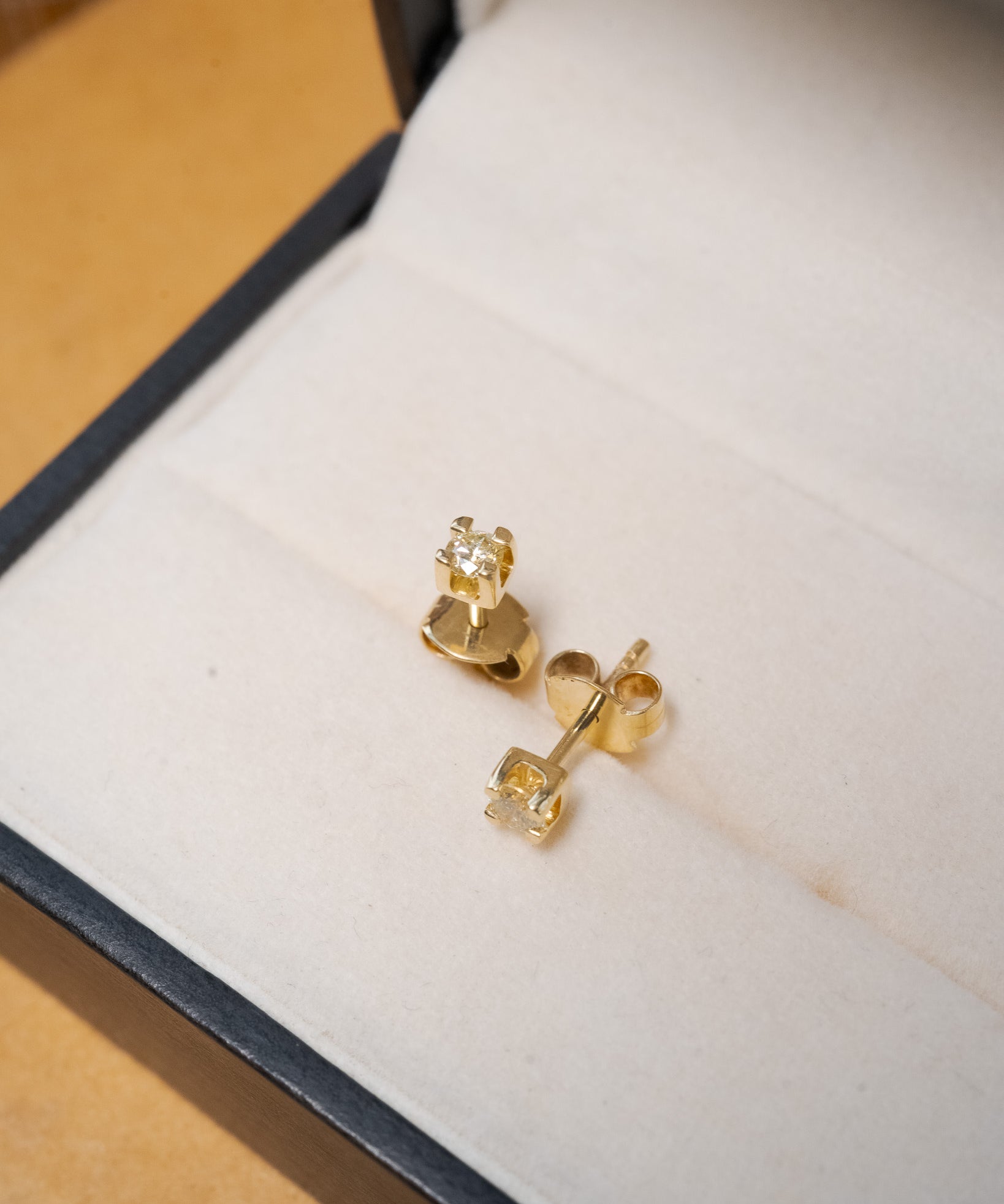 Brinco solitário em ouro amarelo com 2 diamantes lapidação brilhante GVVS1.