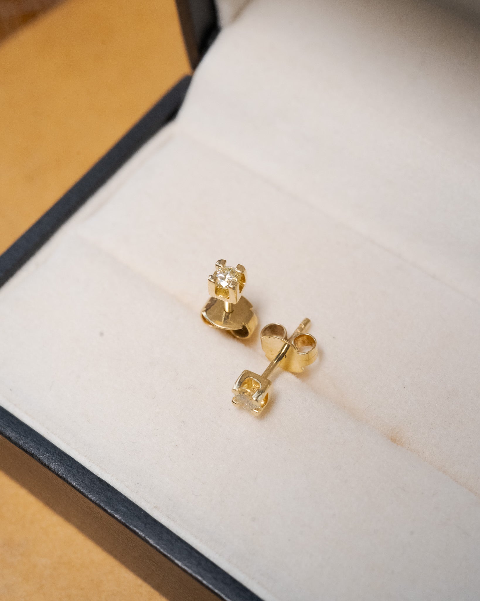 Brinco solitário em ouro amarelo com 2 diamantes lapidação brilhante GVVS1.