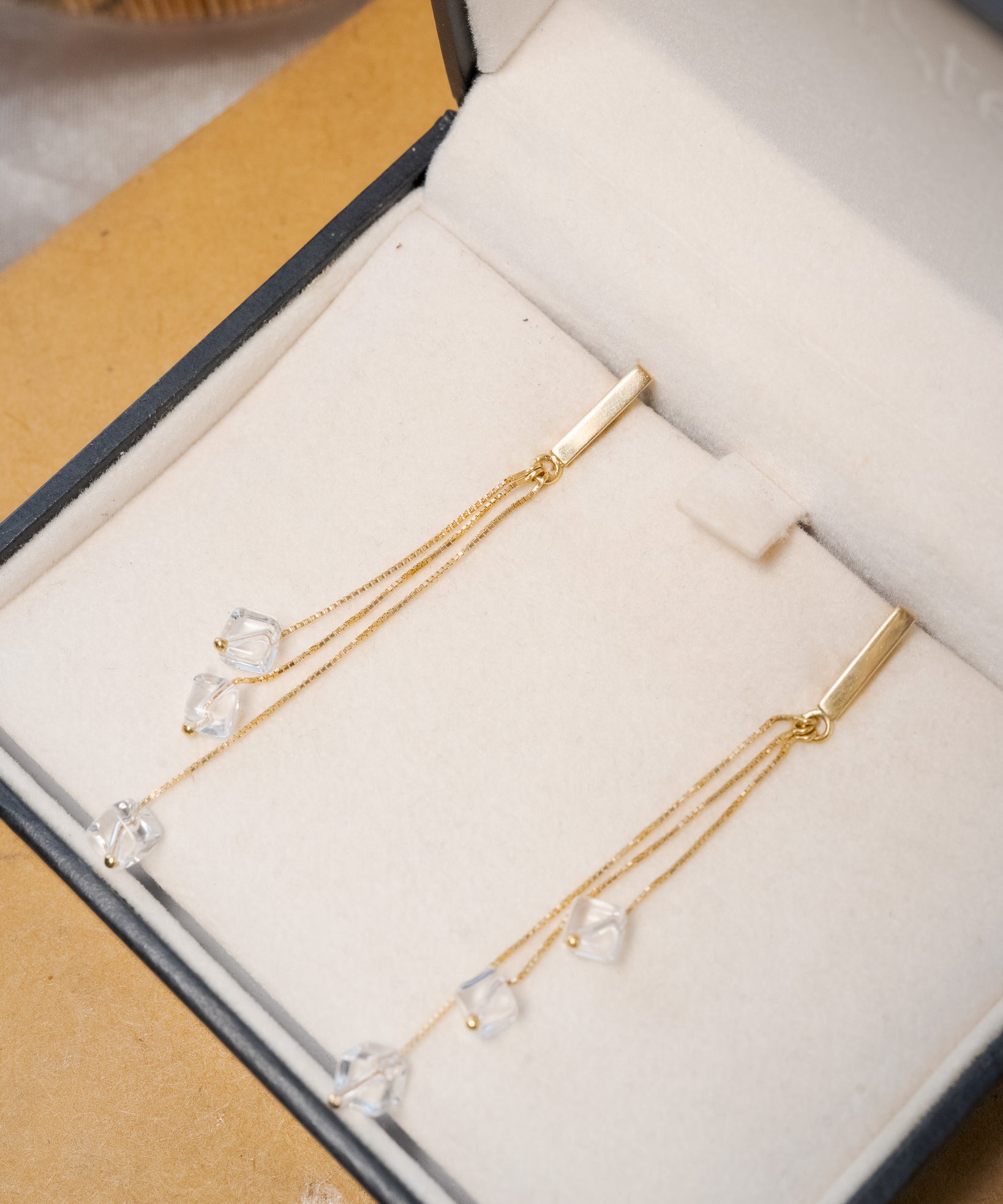 Brinco pendente Vivara em ouro amarelo e quartzo com 6.0cm de comprimento e 0.3cm de largura.
