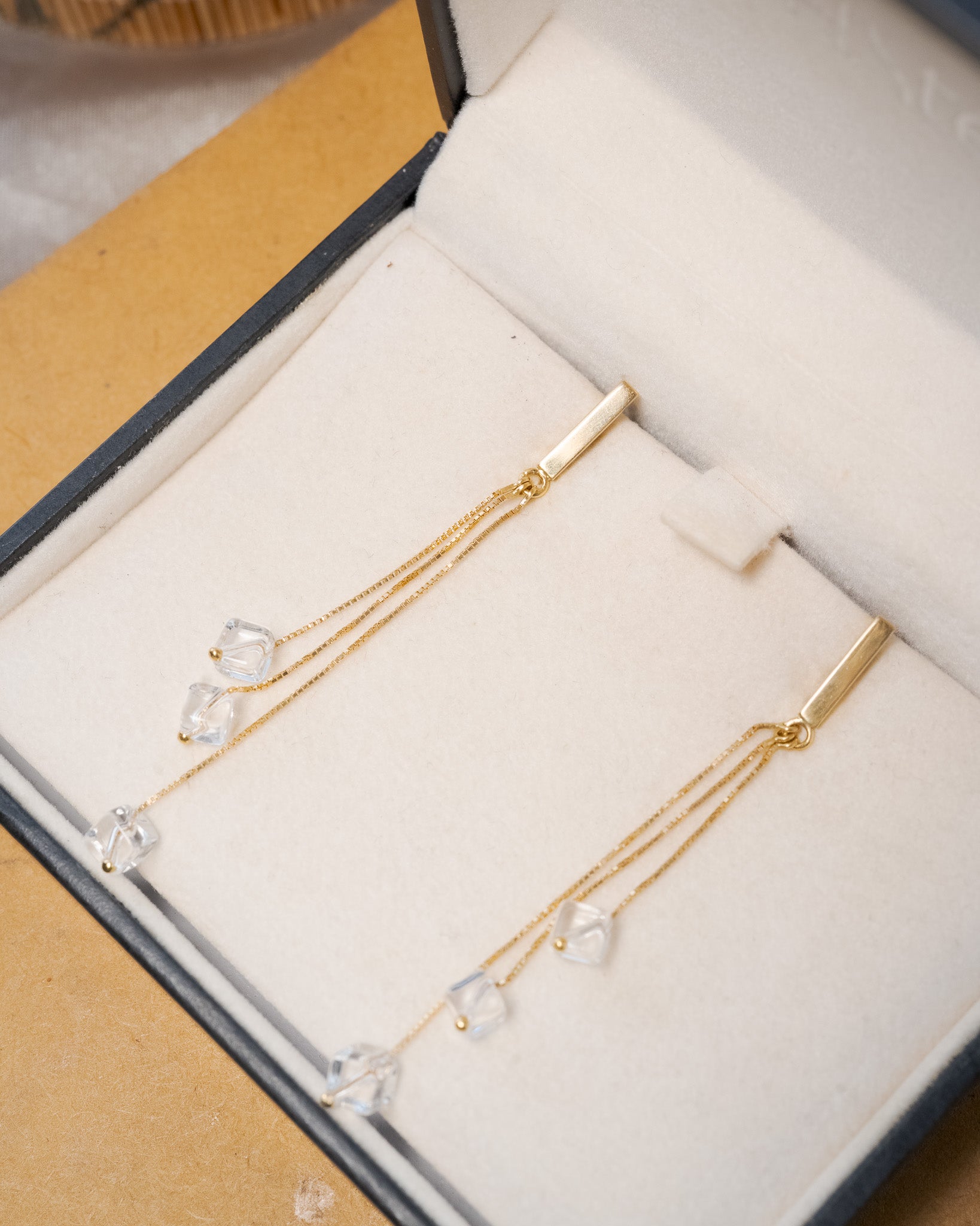 Brinco pendente Vivara em ouro amarelo e quartzo com 6.0cm de comprimento e 0.3cm de largura.