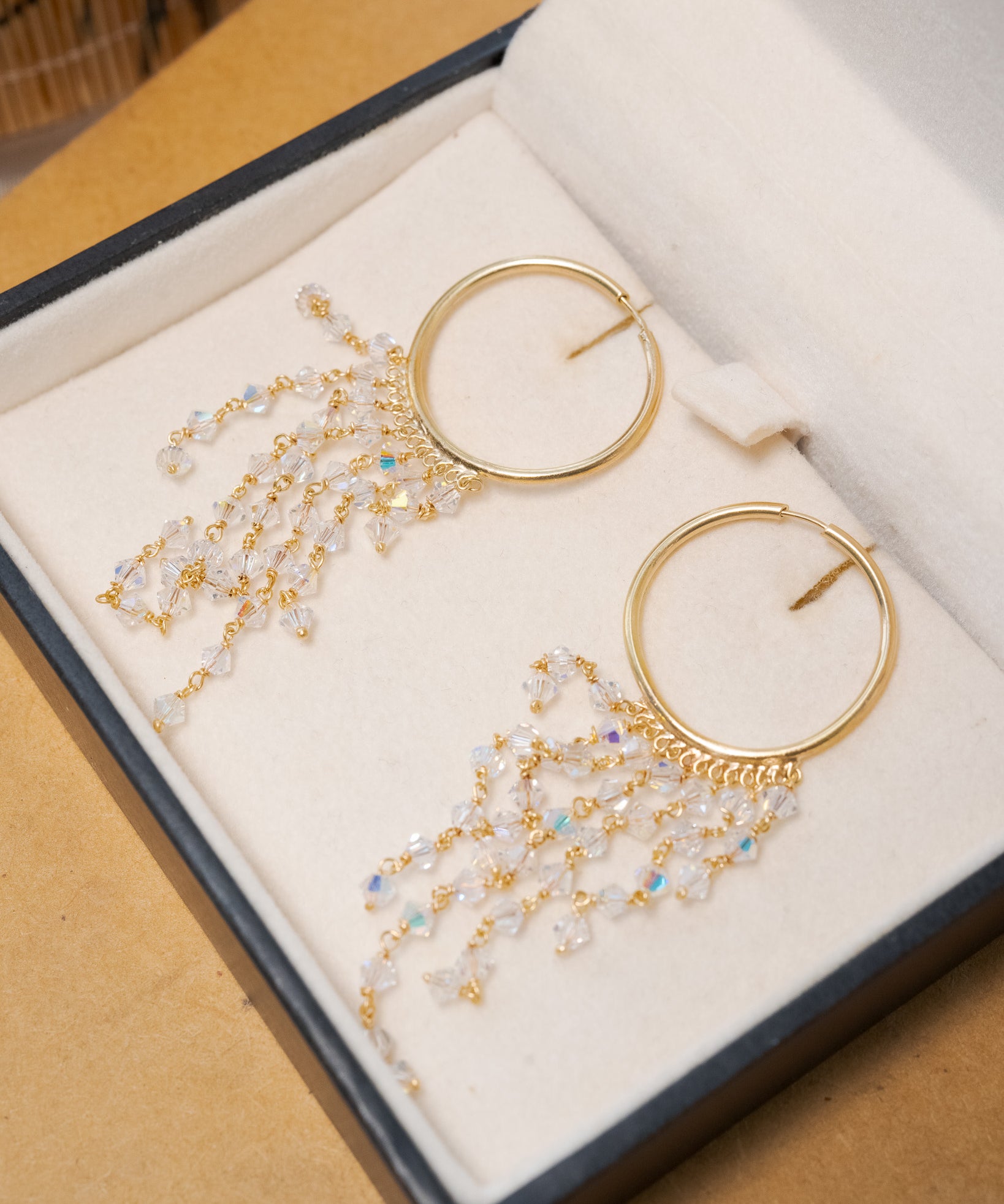 Brinco argola e franja furtacor em ouro amarelo com quartzo.