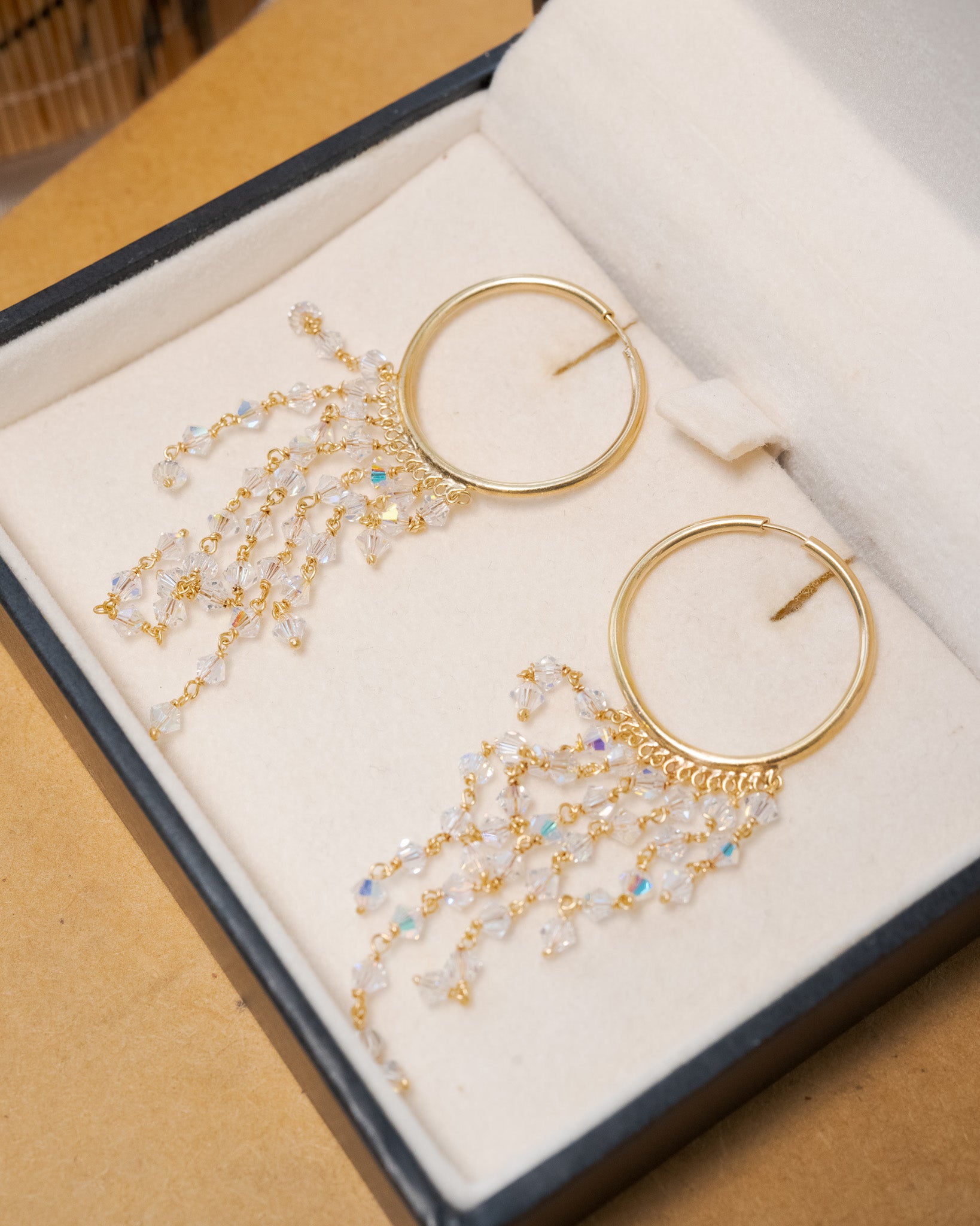 Brinco argola e franja furtacor em ouro amarelo com quartzo.