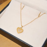 Colar coração em ouro amarelo com diamantes.