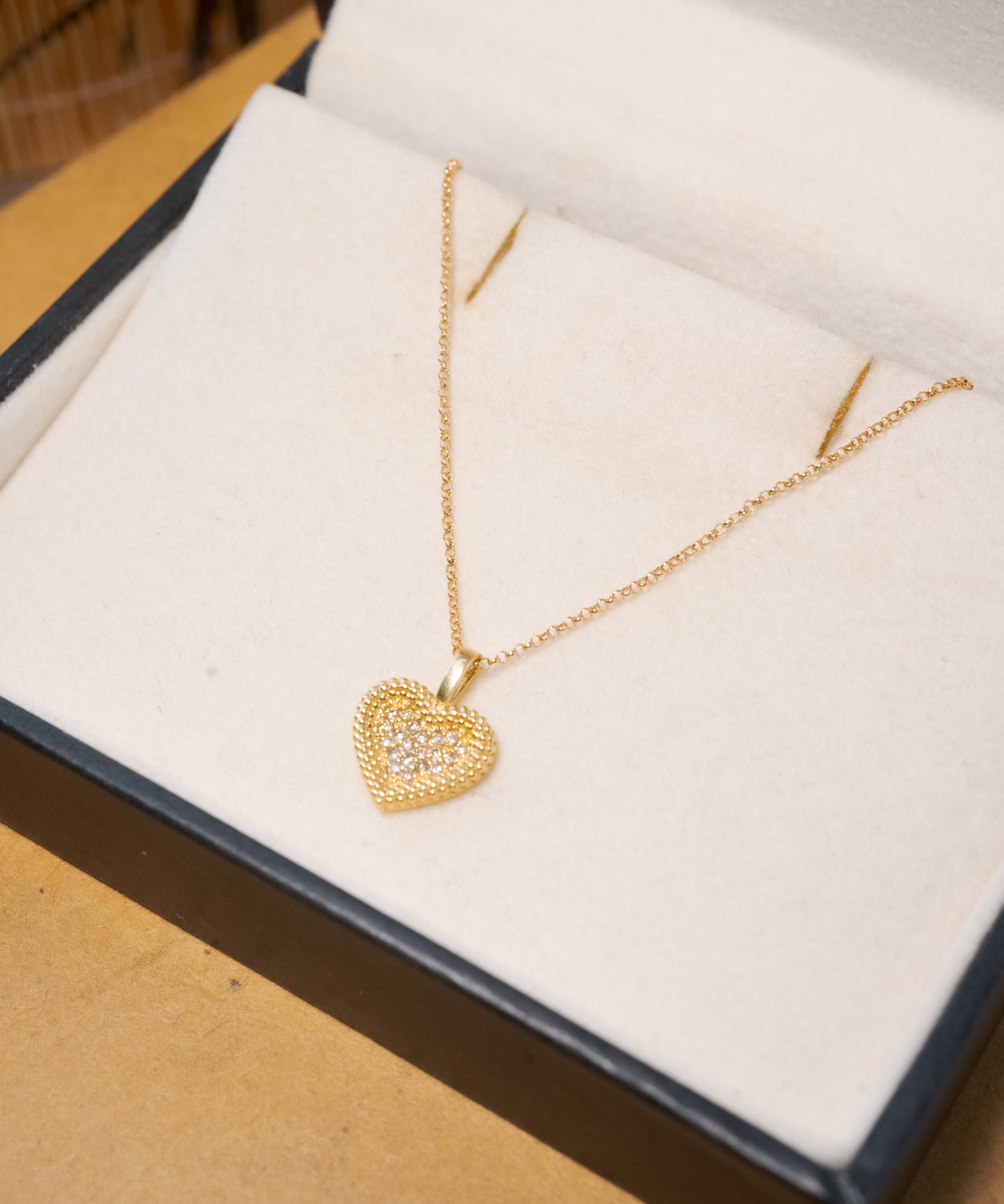 Colar coração em ouro amarelo com diamantes.