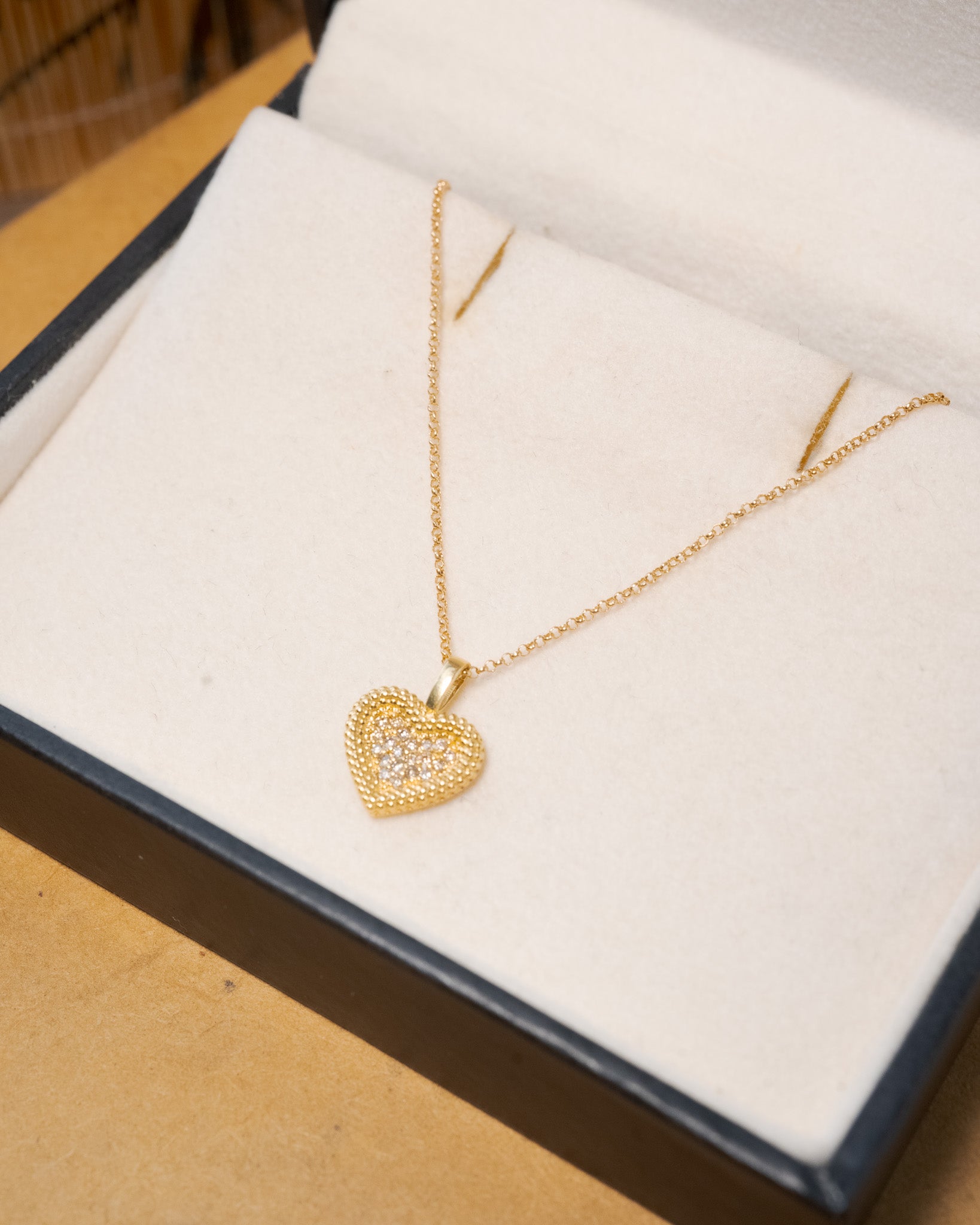 Colar coração em ouro amarelo com diamantes.