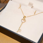 Pingente chave em ouro amarelo e diamantes.