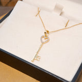 Pingente chave em ouro amarelo e diamantes.