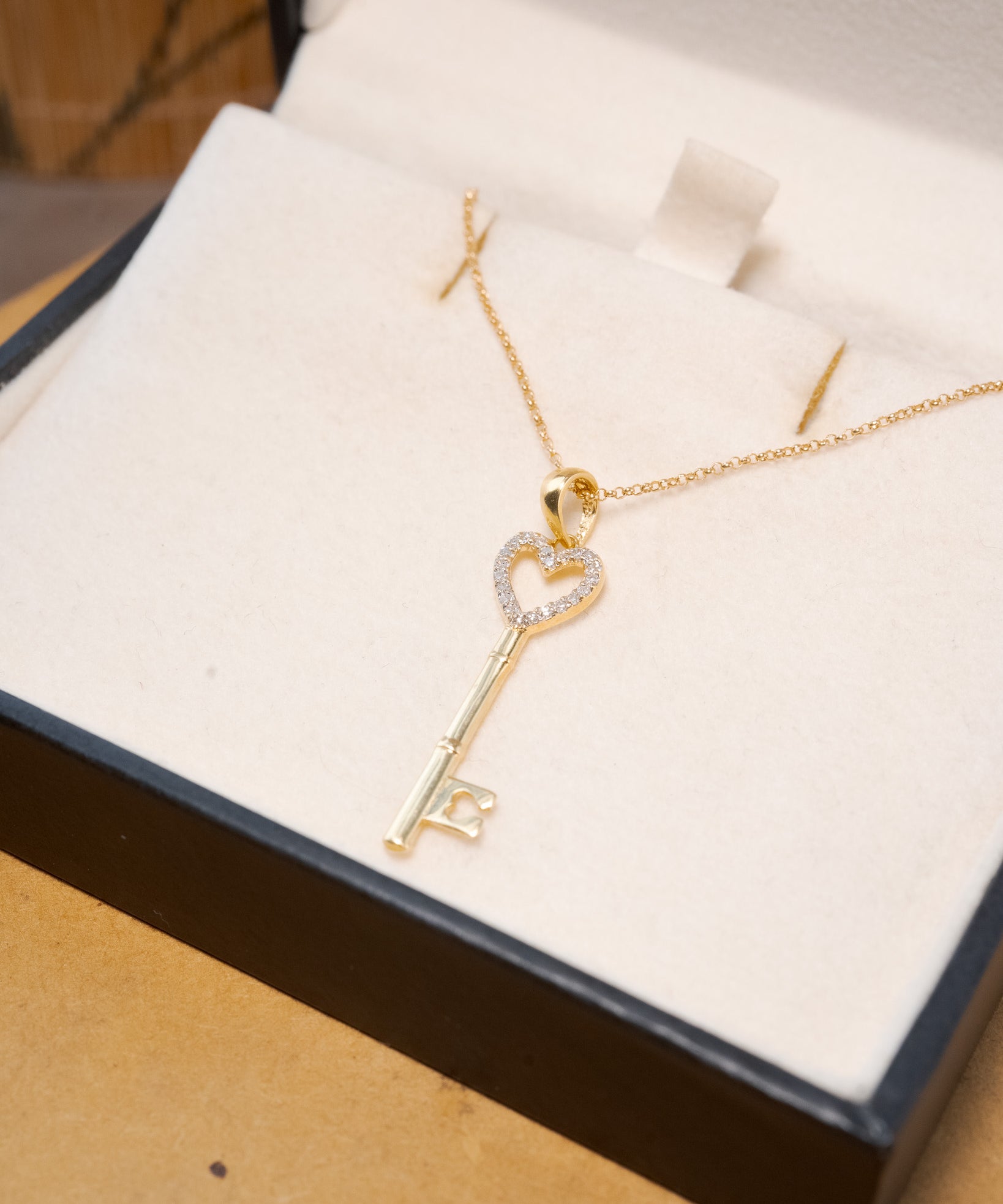 Pingente chave em ouro amarelo e diamantes.