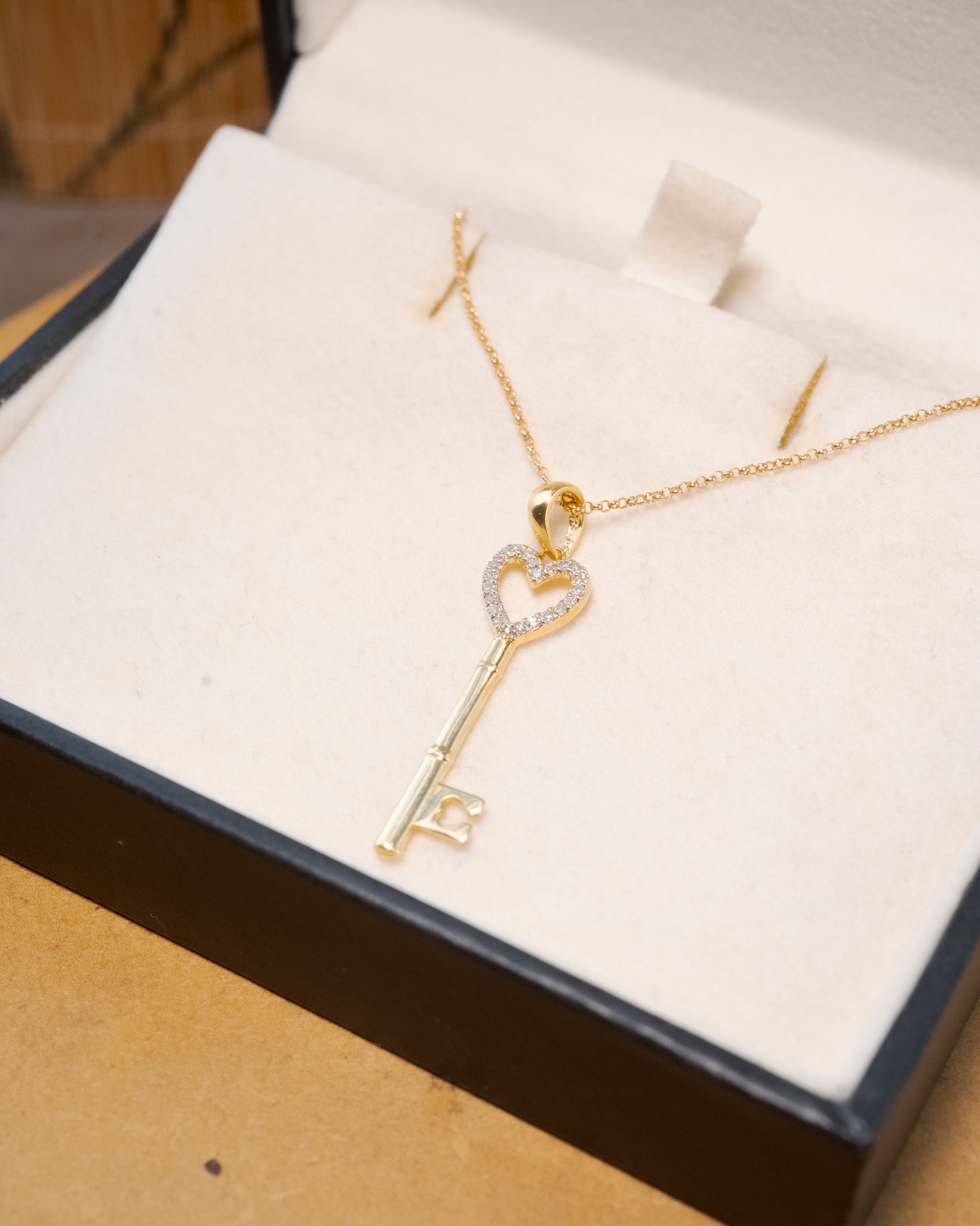 Pingente chave em ouro amarelo e diamantes.