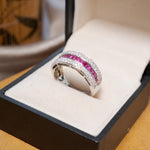 Anel bold pavê em ouro amarelo com diamantes e rubis.