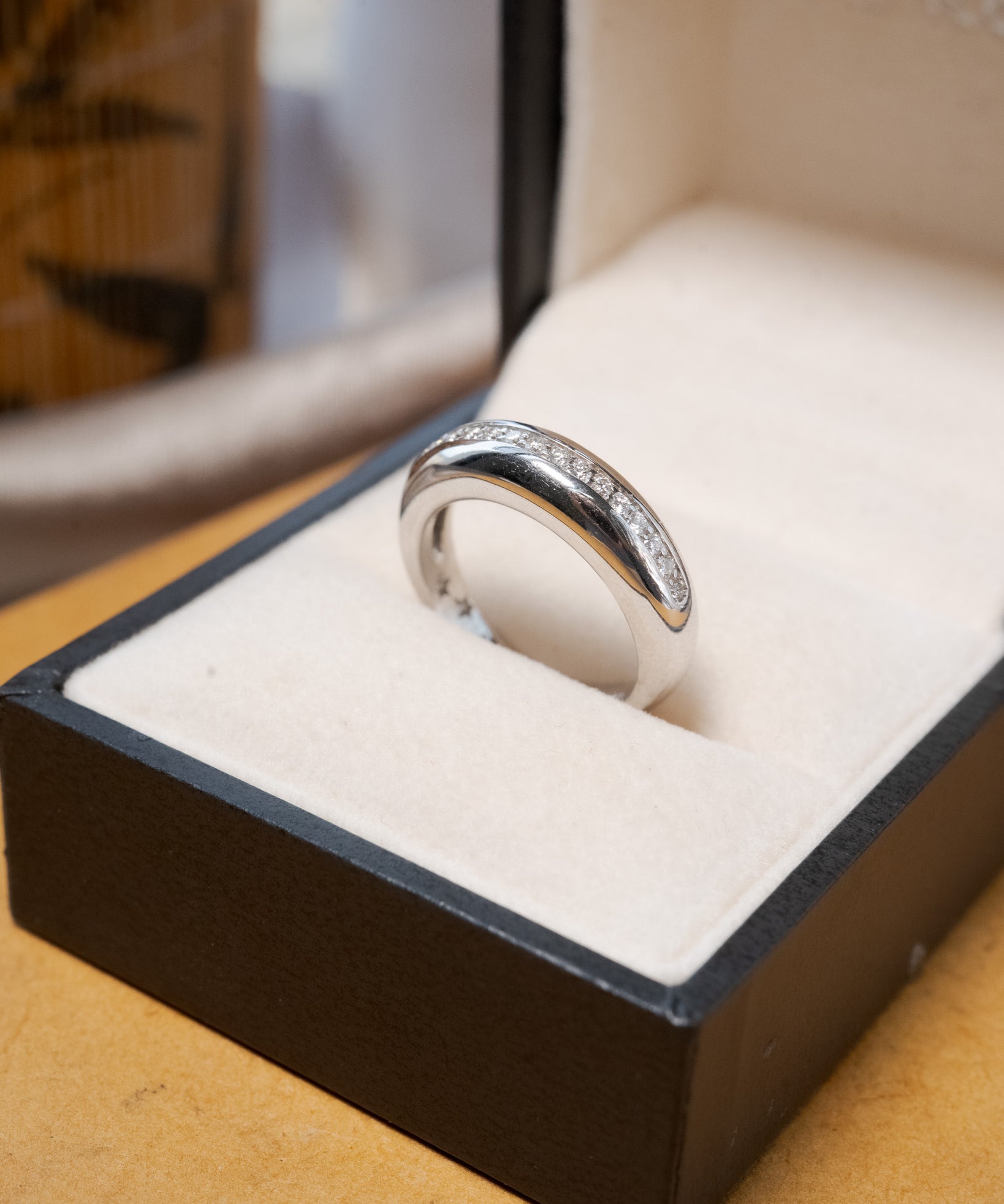 Anel meia aliança H.Stern Dreams em ouro branco com diamantes lapidação brilhante de 0.1 ponto.