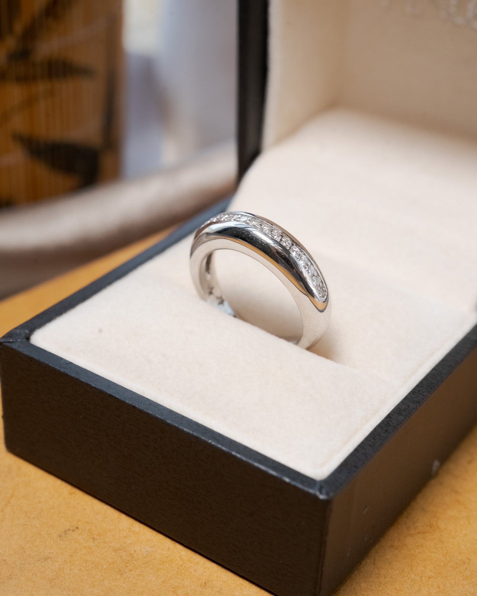 Anel meia aliança H.Stern Dreams em ouro branco com diamantes lapidação brilhante de 0.1 ponto.