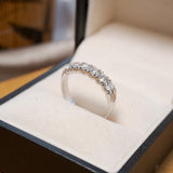 Anel meia aliança em ouro branco com 6 diamantes lapidação brilhante de 10 pontos.