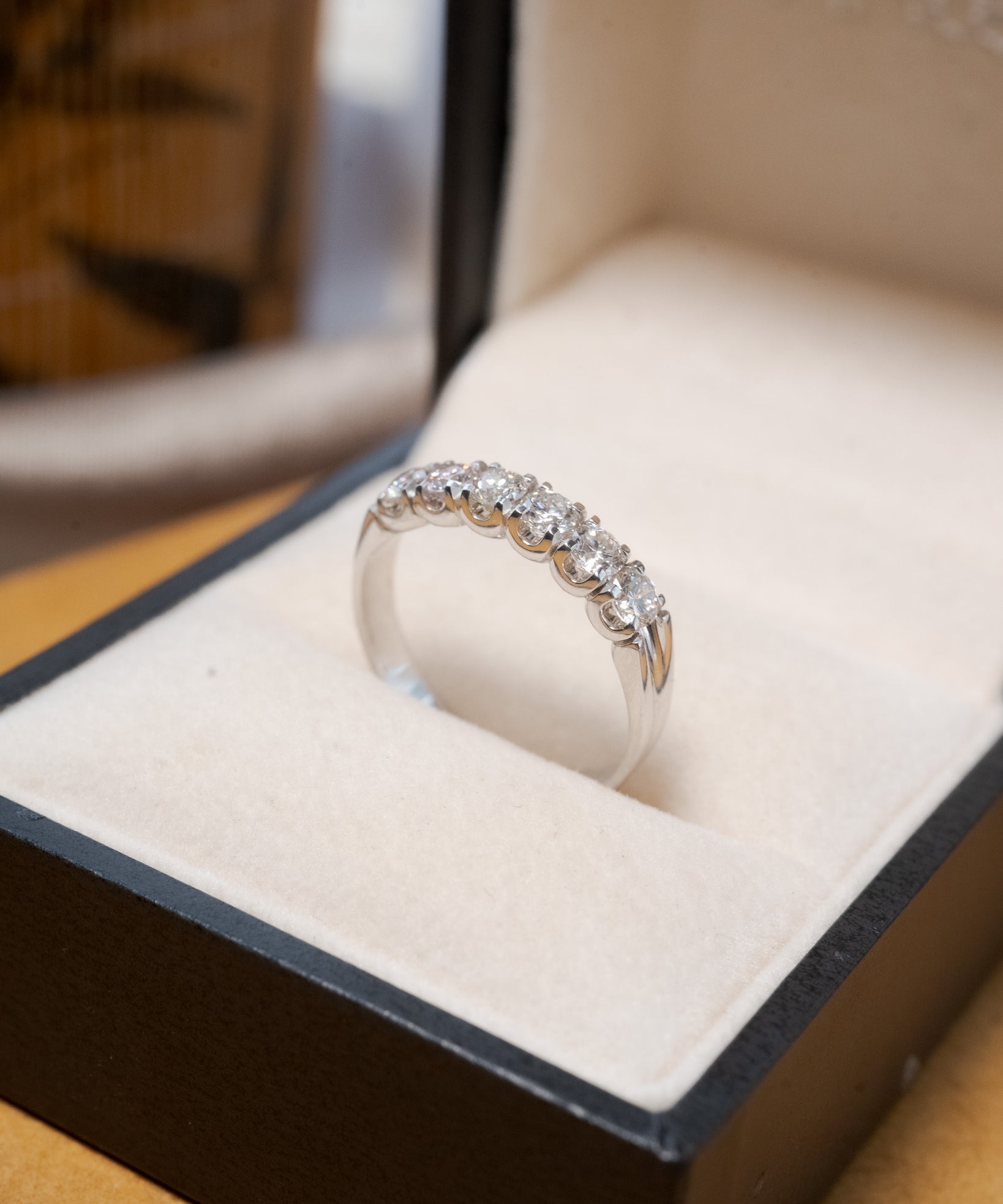 Anel meia aliança em ouro branco com 6 diamantes lapidação brilhante de 10 pontos.