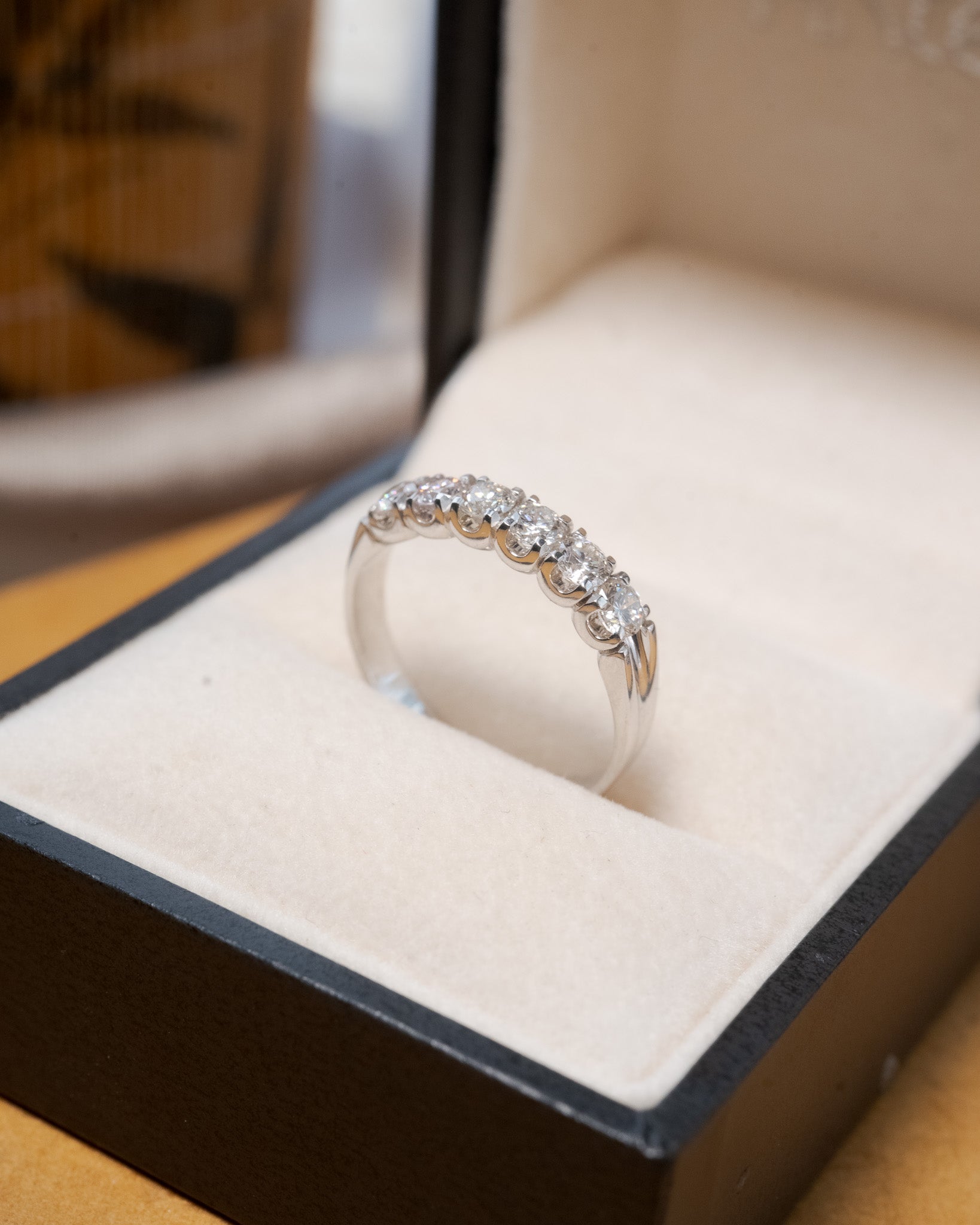 Anel meia aliança em ouro branco com 6 diamantes lapidação brilhante de 10 pontos.