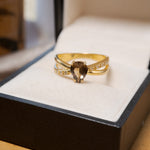 Anel drop em ouro amarelo com diamantes e citrino gota.