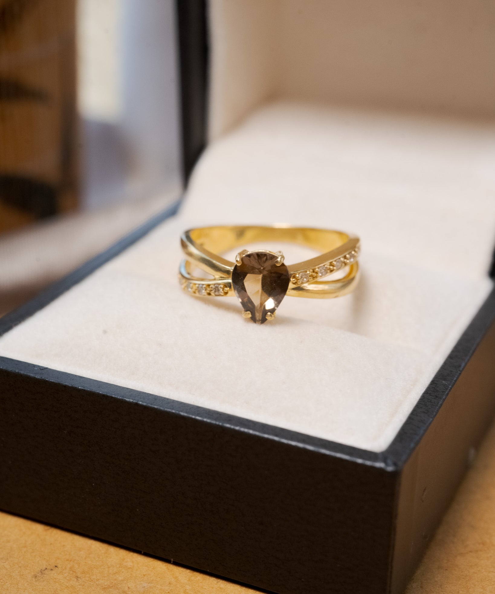 Anel drop em ouro amarelo com diamantes e citrino gota.