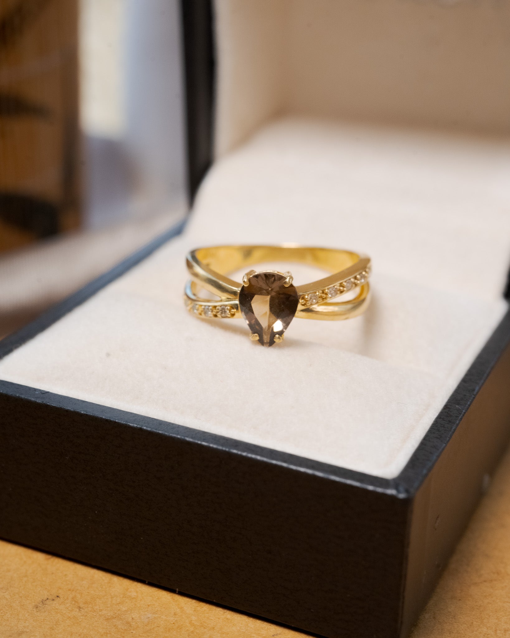 Anel drop em ouro amarelo com diamantes e citrino gota.