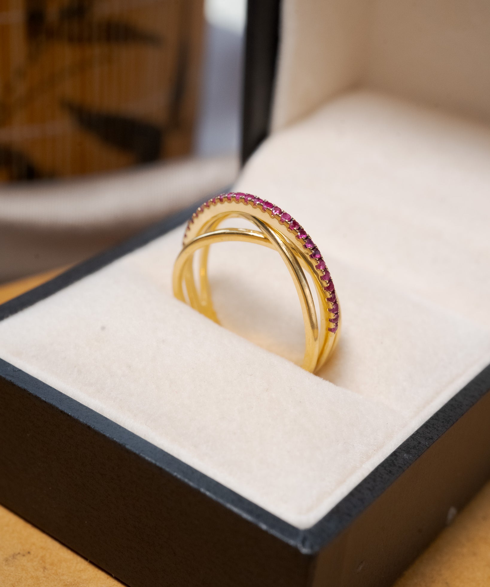 Anel meia aliança em ouro amarelo e rubis.