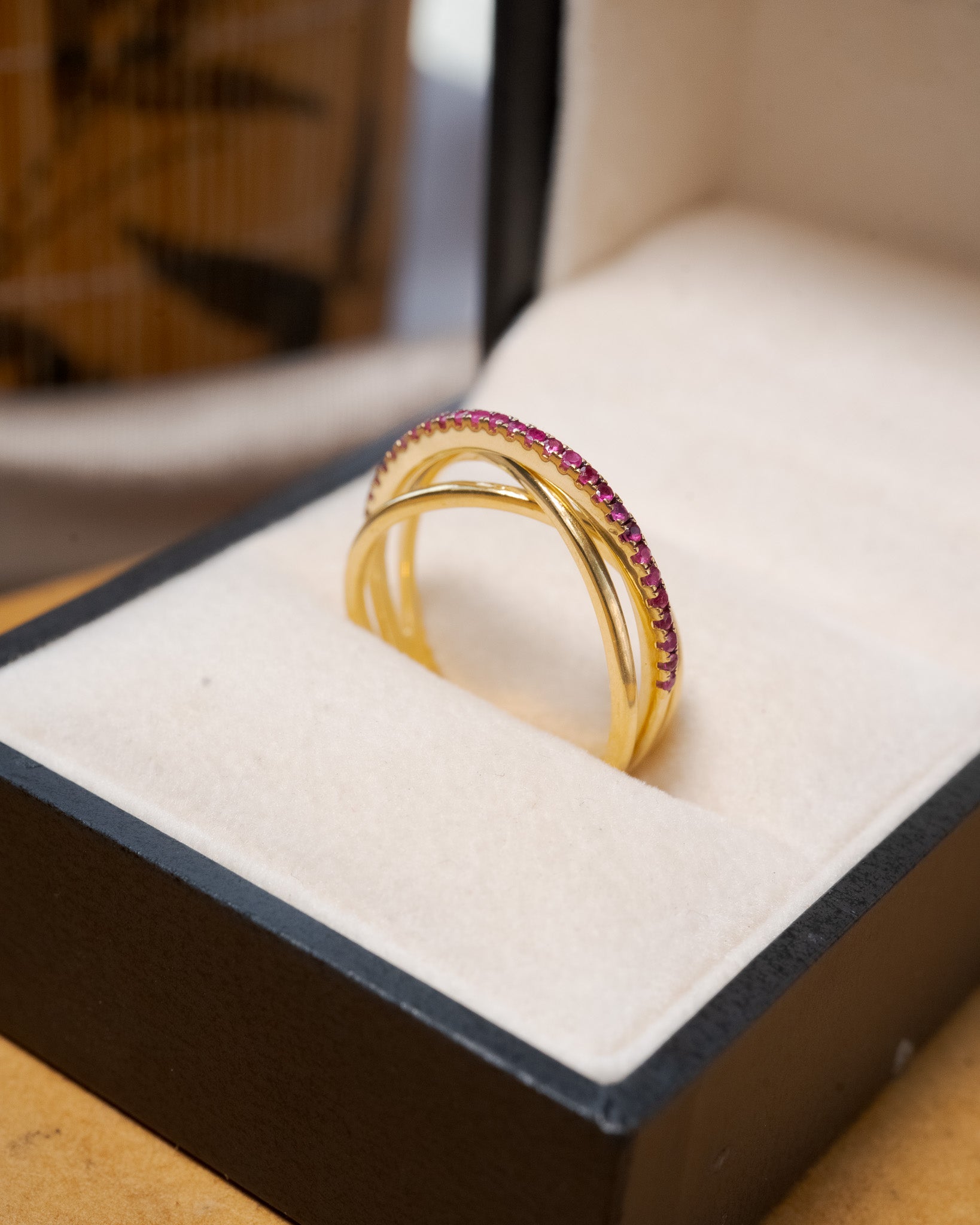 Anel meia aliança em ouro amarelo e rubis.