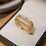 Anel square em ouro amarelo e diamantes lapidação brilhante de 0.1 pontos.