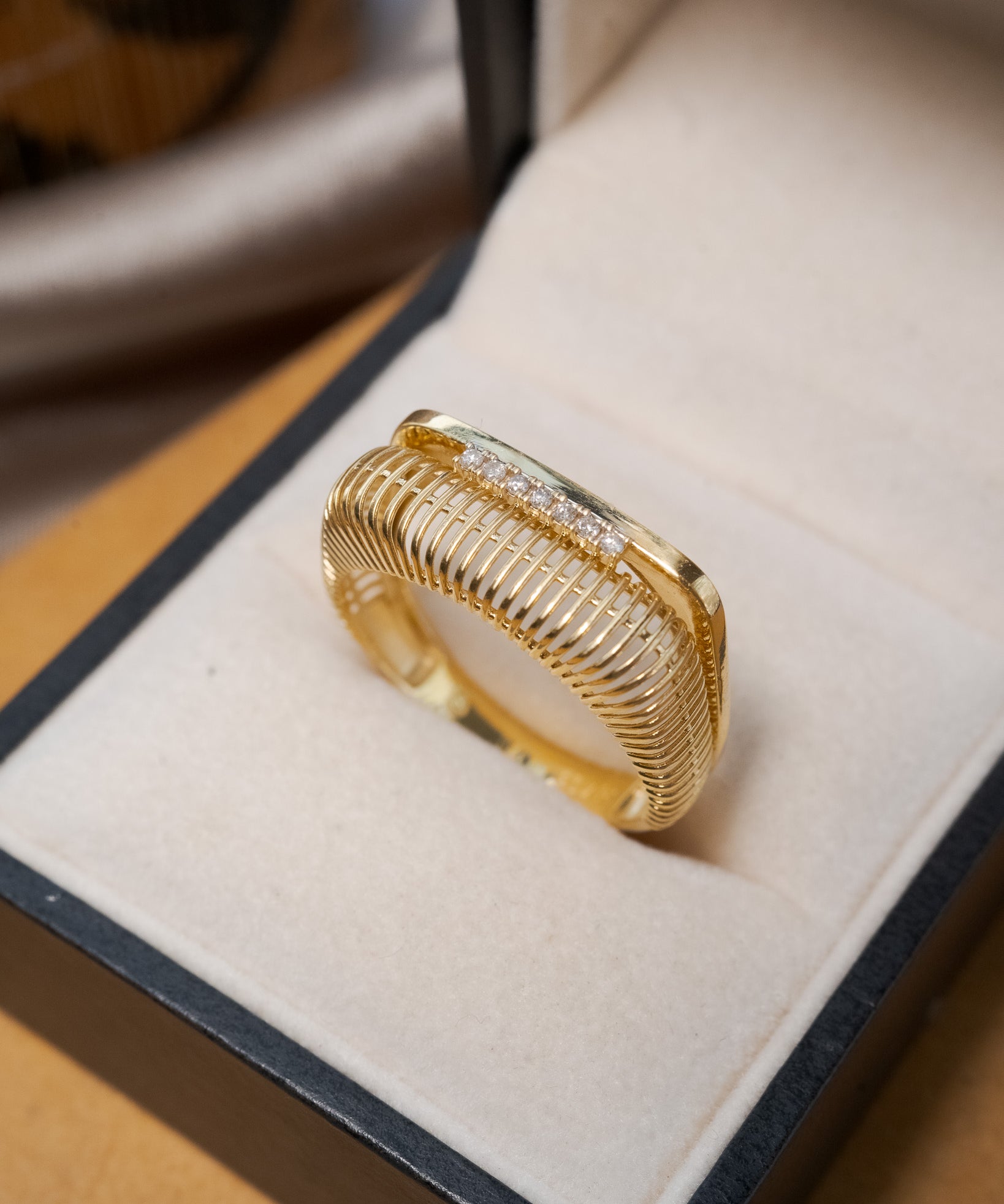 Anel square em ouro amarelo e diamantes lapidação brilhante de 0.1 pontos.
