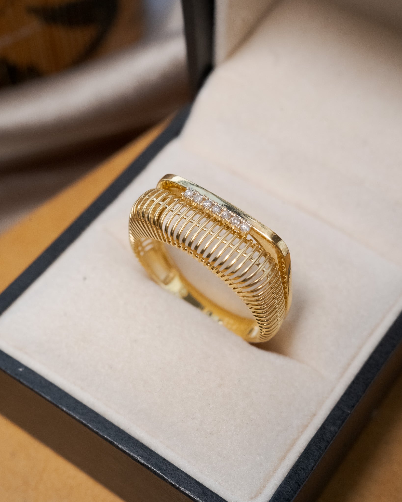 Anel square em ouro amarelo e diamantes lapidação brilhante de 0.1 pontos.