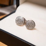 Brincos boton em ouro branco com diamantes brilhantes de 0.01ct cada e 1.0cm de comprimento e largura