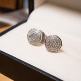 Brincos boton em ouro branco com diamantes brilhantes de 0.01ct cada e 1.0cm de comprimento e largura