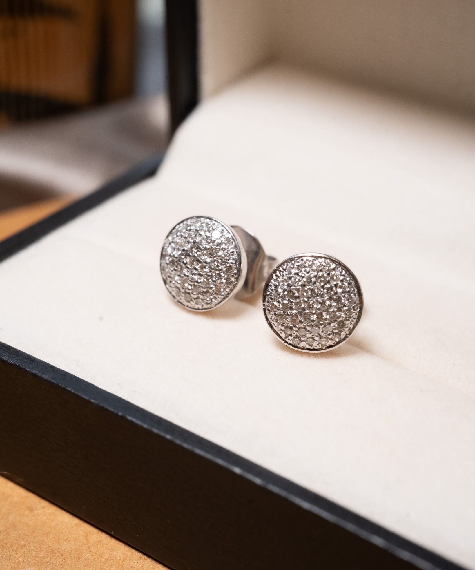 Brincos boton em ouro branco com diamantes brilhantes de 0.01ct cada e 1.0cm de comprimento e largura