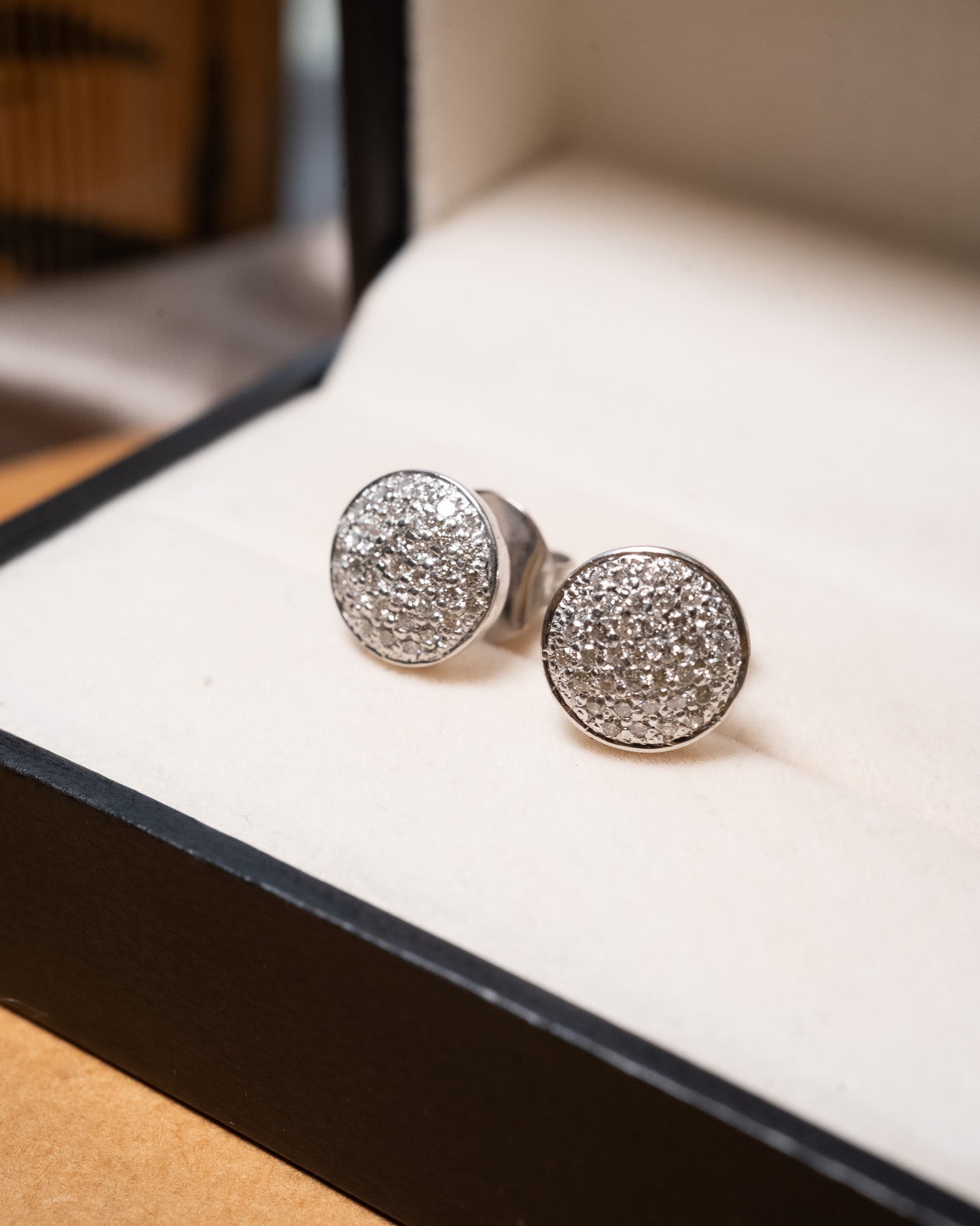 Brincos boton em ouro branco com diamantes brilhantes de 0.01ct cada e 1.0cm de comprimento e largura