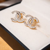 Brinco chanel em ouro amarelo e diamantes brancos lapidação brilhante de 1 ponto.