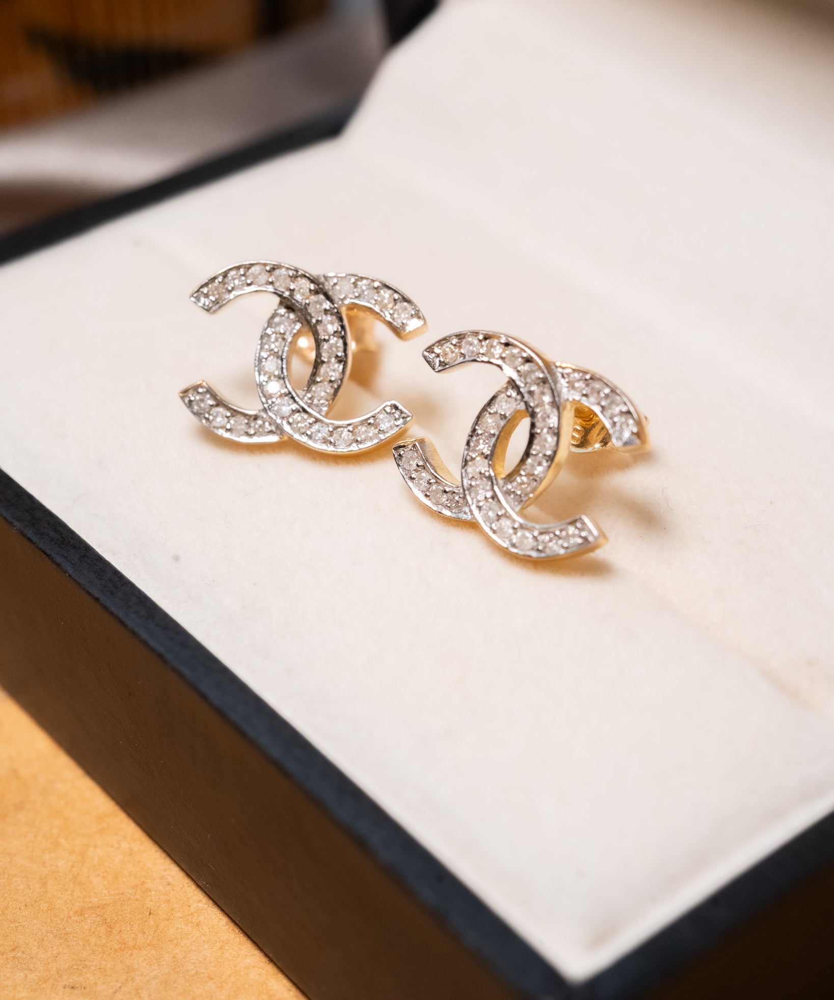 Brinco chanel em ouro amarelo e diamantes brancos lapidação brilhante de 1 ponto.