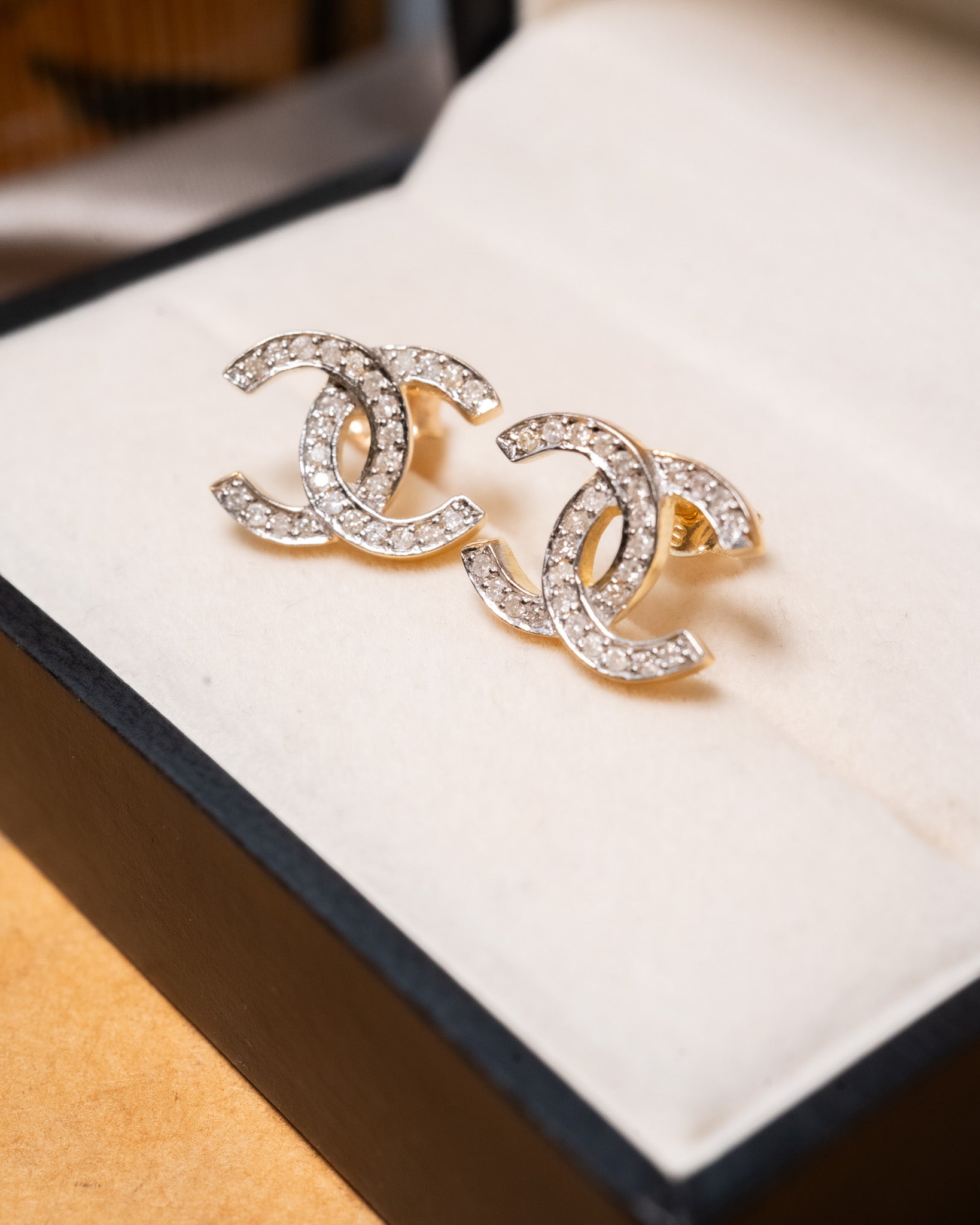 Brinco chanel em ouro amarelo e diamantes brancos lapidação brilhante de 1 ponto.