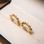 Brinco argolinha illusion em ouro amarelo com diamantes brilhantes de 0.01ct cada e 1.9cm de comprimento e 0.3cm de largura.