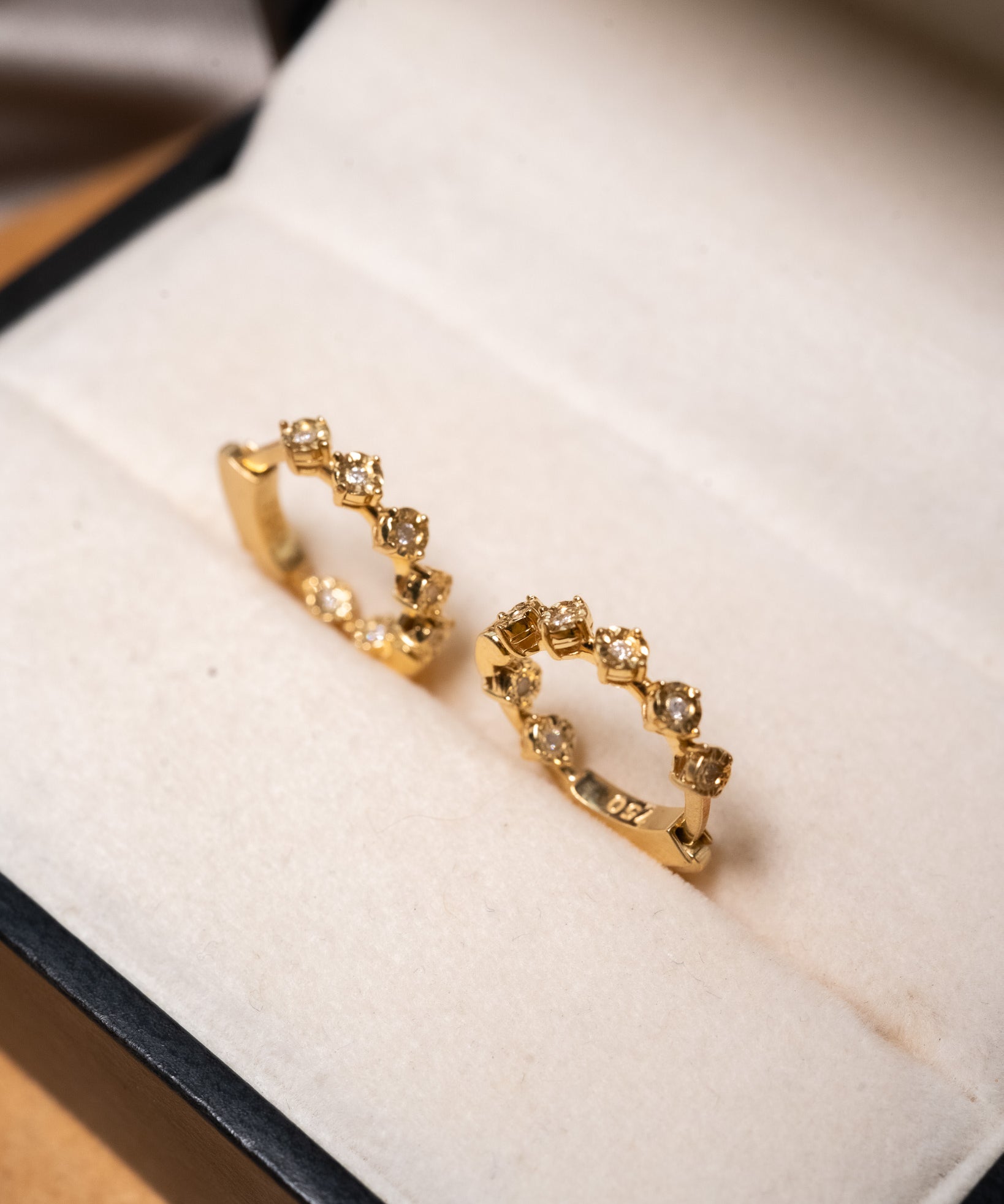 Brinco argolinha illusion em ouro amarelo com diamantes brilhantes de 0.01ct cada e 1.9cm de comprimento e 0.3cm de largura.