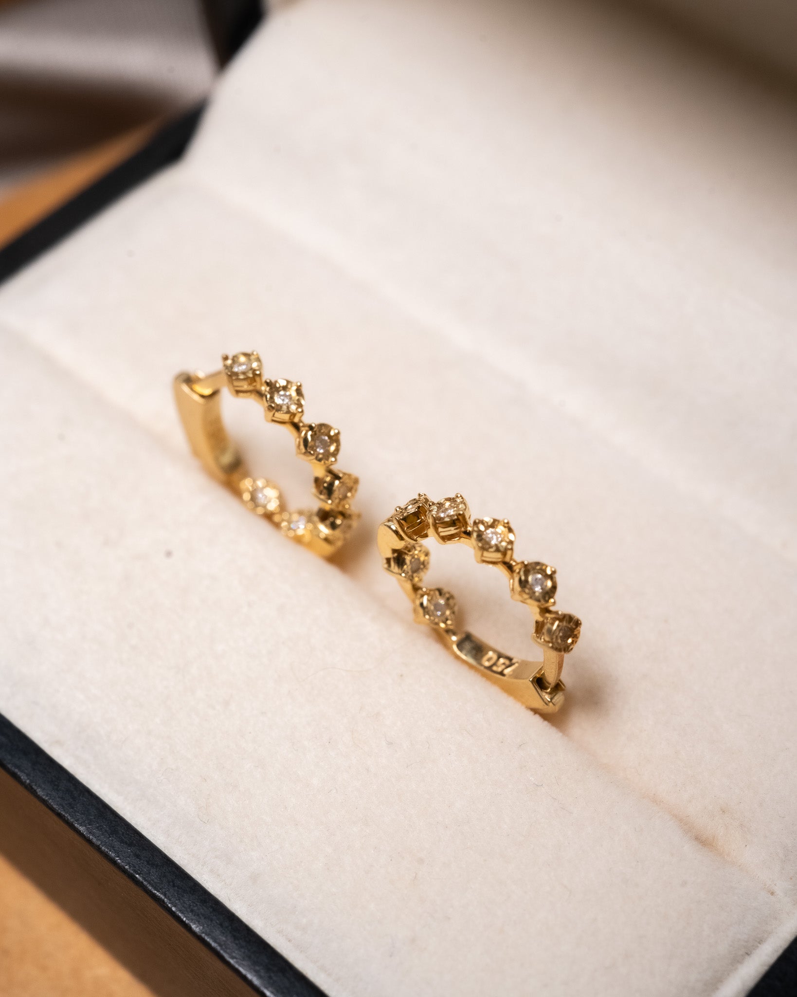 Brinco argolinha illusion em ouro amarelo com diamantes brilhantes de 0.01ct cada e 1.9cm de comprimento e 0.3cm de largura.