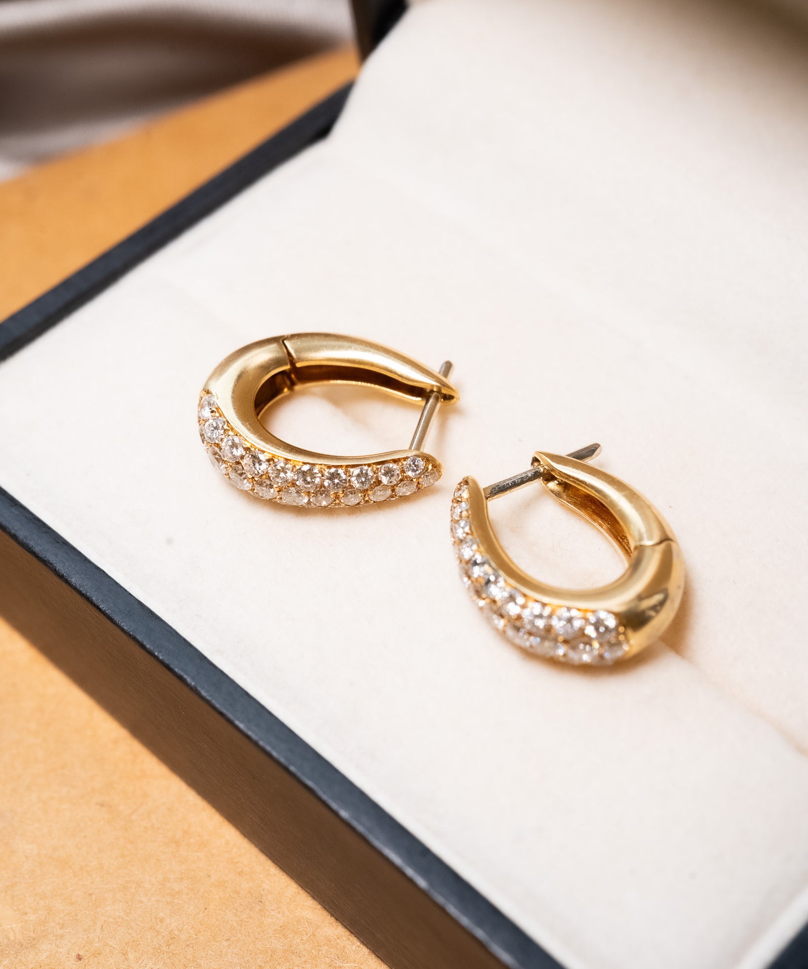 Brinco argola Shine em ouro amarelo e diamantes lapidação brilhante.