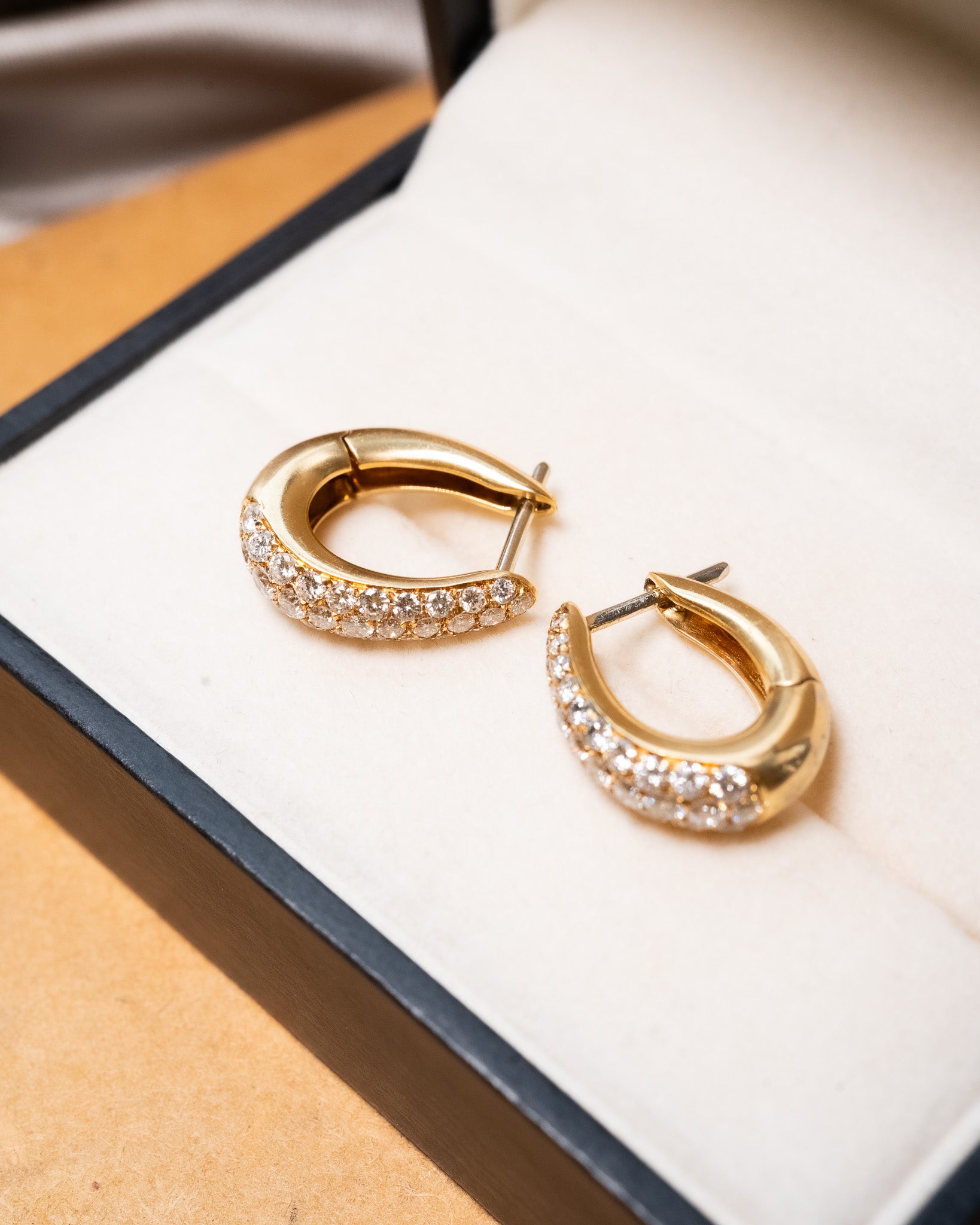 Brinco argola Shine em ouro amarelo e diamantes lapidação brilhante.