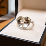 Anel bold coração em ouro branco com topázio branco e diamantes.