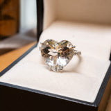 Anel bold coração em ouro branco com topázio branco e diamantes.