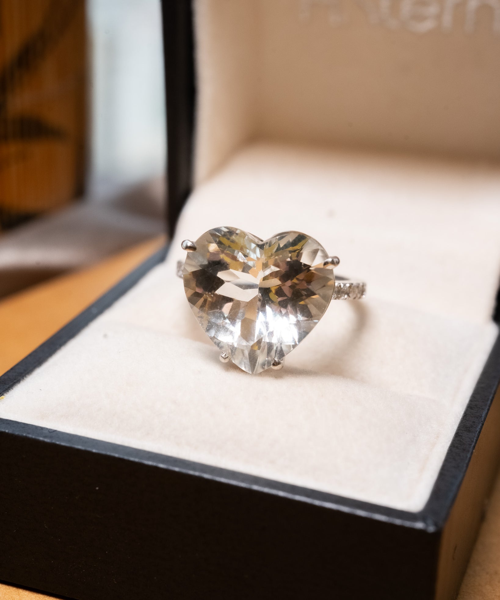 Anel bold coração em ouro branco com topázio branco e diamantes.