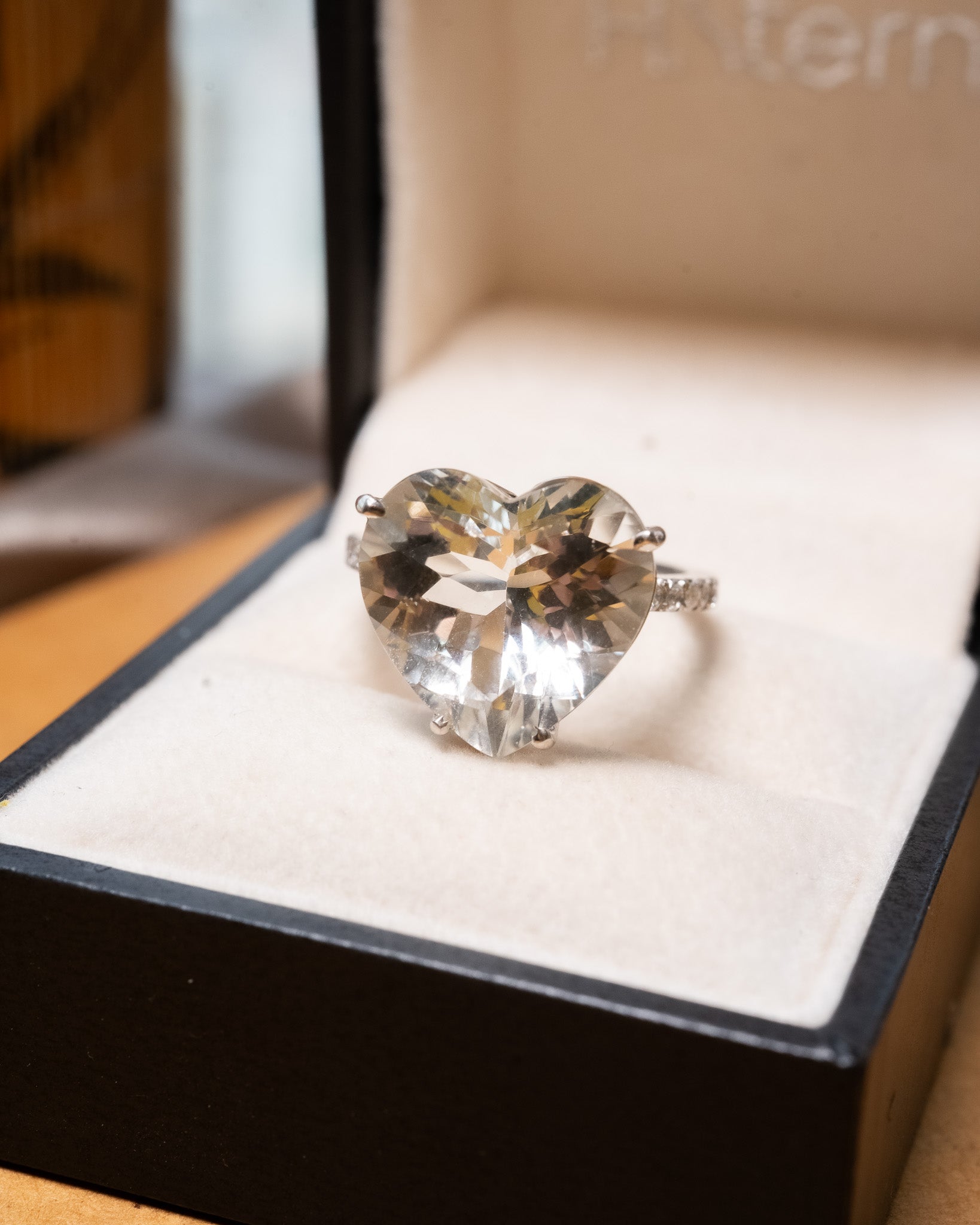 Anel bold coração em ouro branco com topázio branco e diamantes.