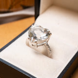 Anel Bold Coração Em Ouro Branco, Topázio Branco E Diamantes