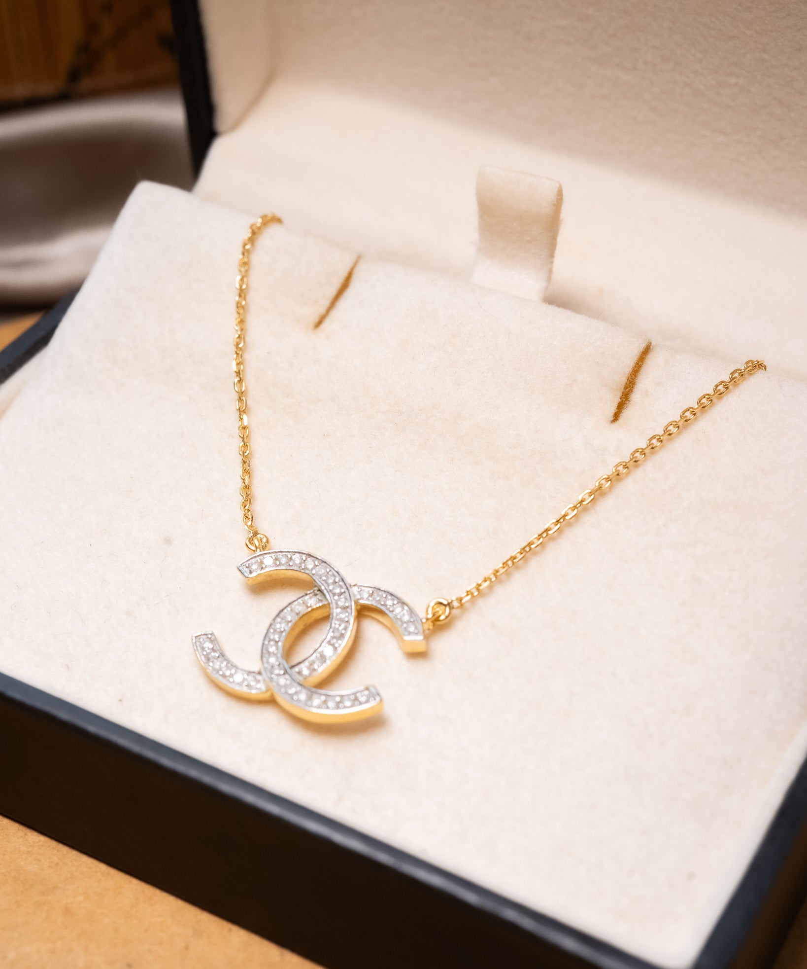 Colar Chanel em ouro amarelo com diamantes.