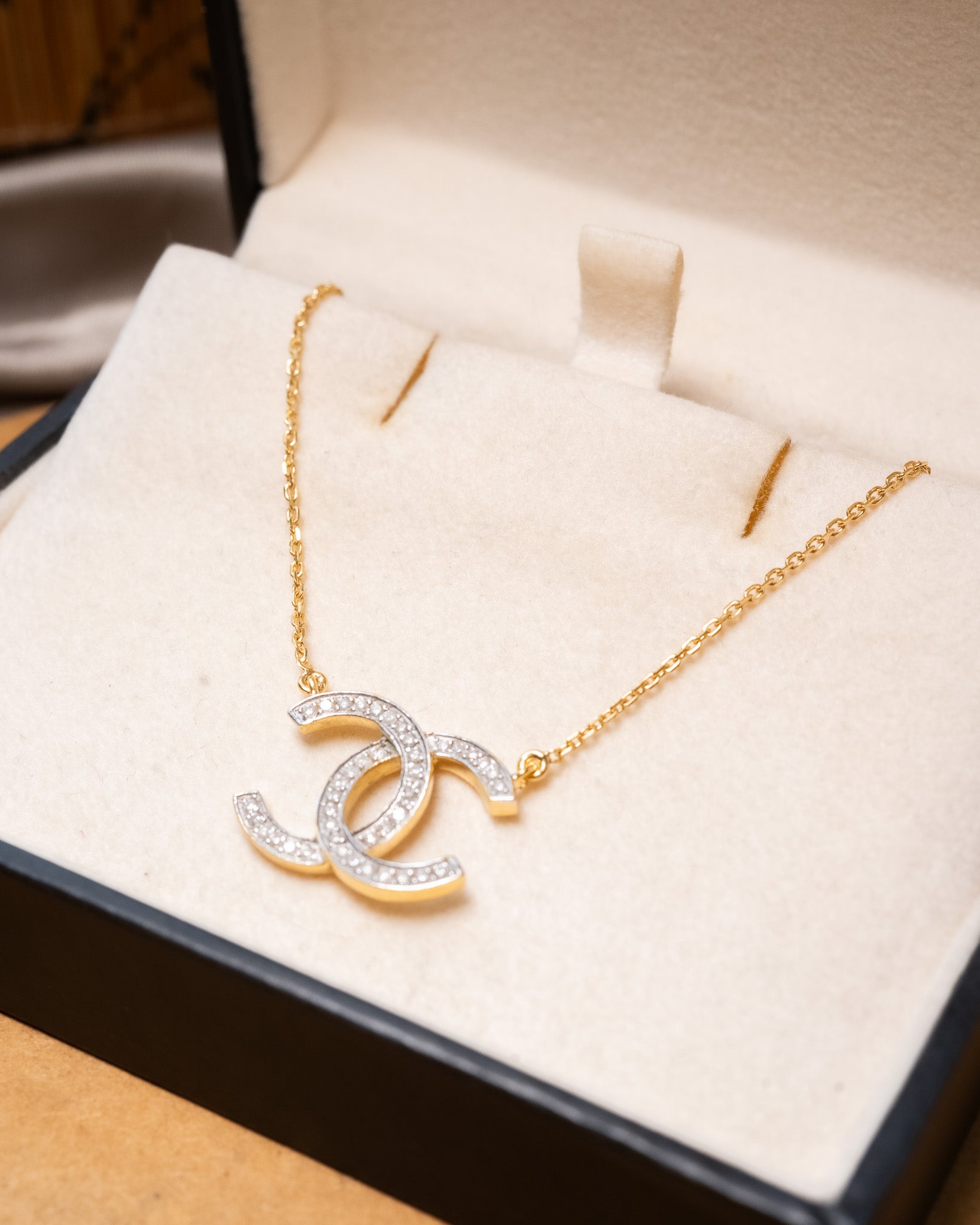 Colar Chanel em ouro amarelo com diamantes.