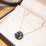 Colar boton em ouro branco com diamantes brancos e negros.